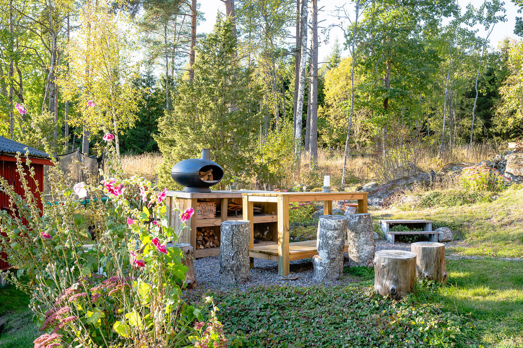 Naturen omger trädgården och uteköket