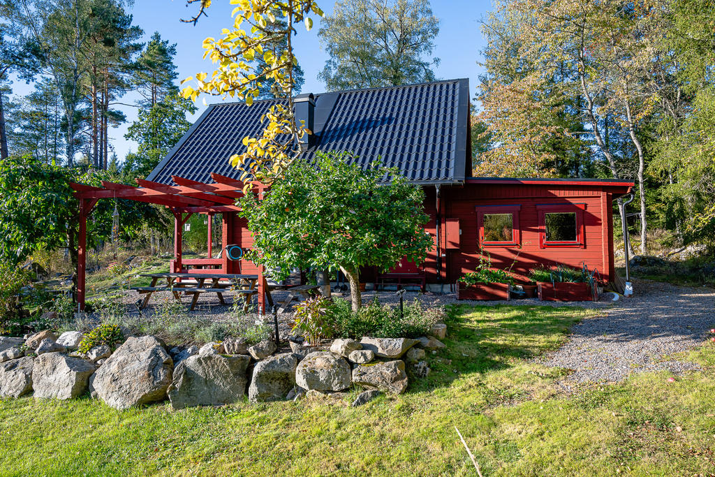 Pergola utmed huset och en utbyggnad på kortsidan som inrymmer det stora sovrummet