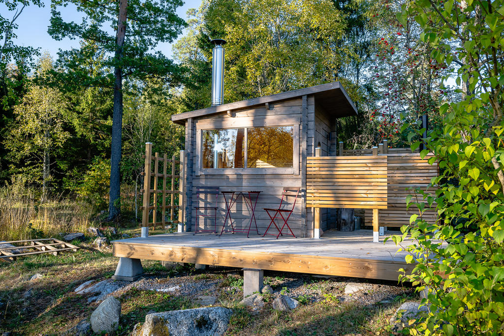 Högt läge med skogen inpå knuten och utedusch på sidan