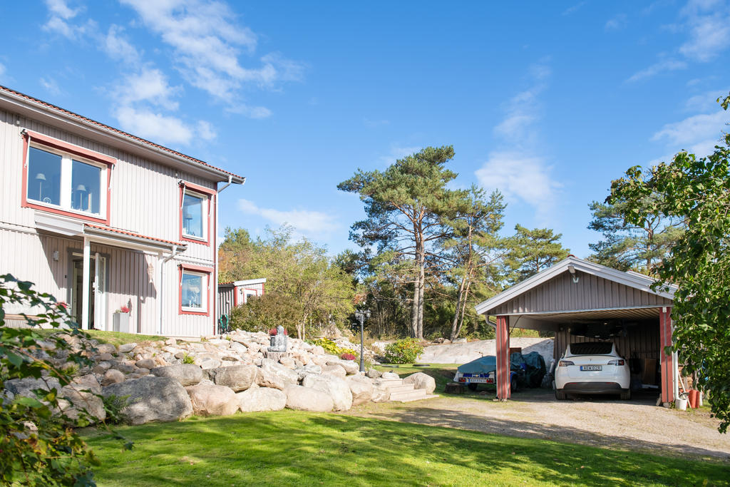 Här finns det dessutom en carport med elbilsladdare till. 