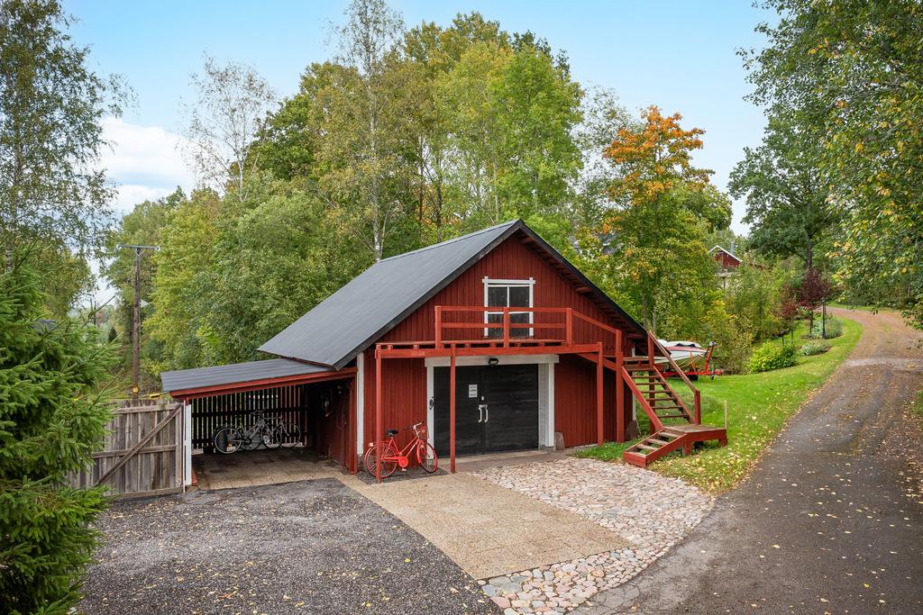 Garage med loft och carport