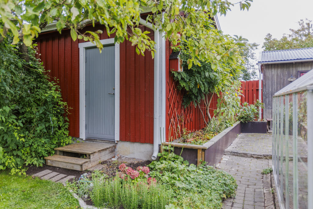 Förråd i bakkant på garaget