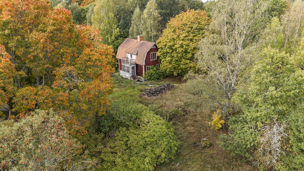 Vackert läge i skogsglänta med närhet till Hjälmare kanal