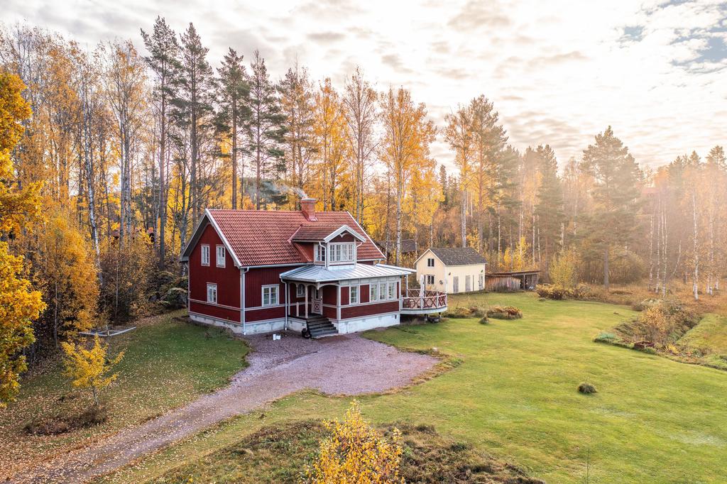 Arkitetkritat hus ett stenkast från Västerdalälven