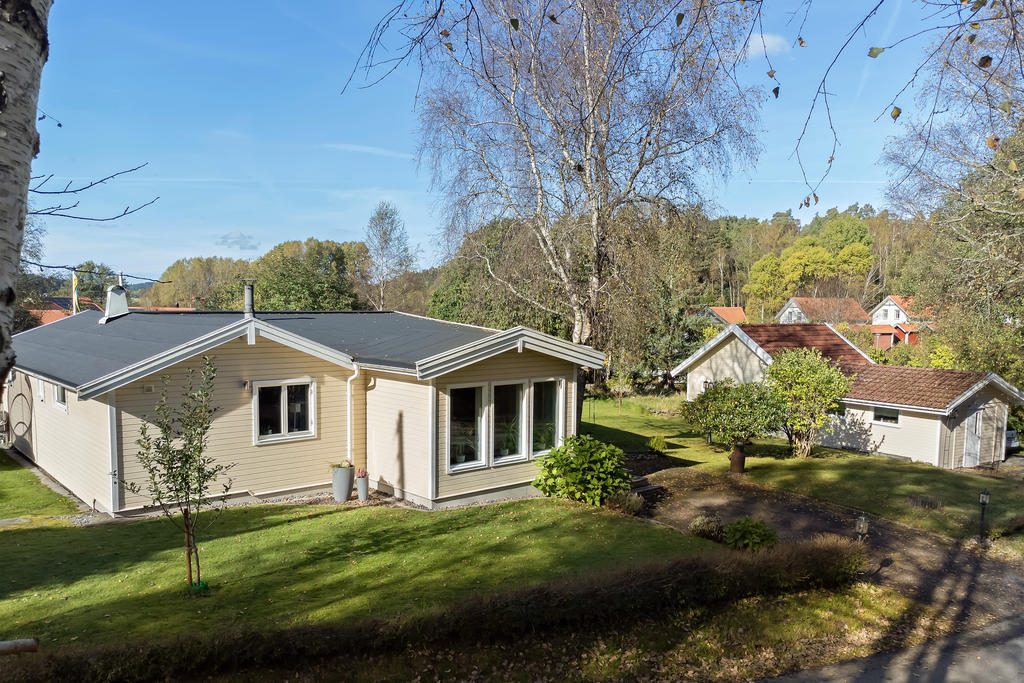 Huset är renoverat och har en öppen fin planlösning samt en mindre källardel med tvättstuga