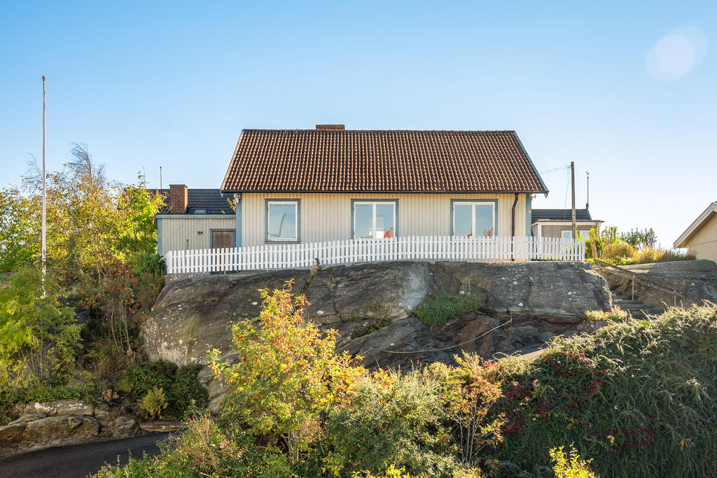 Bilen kan du parkera på tomten, nedanför huset.