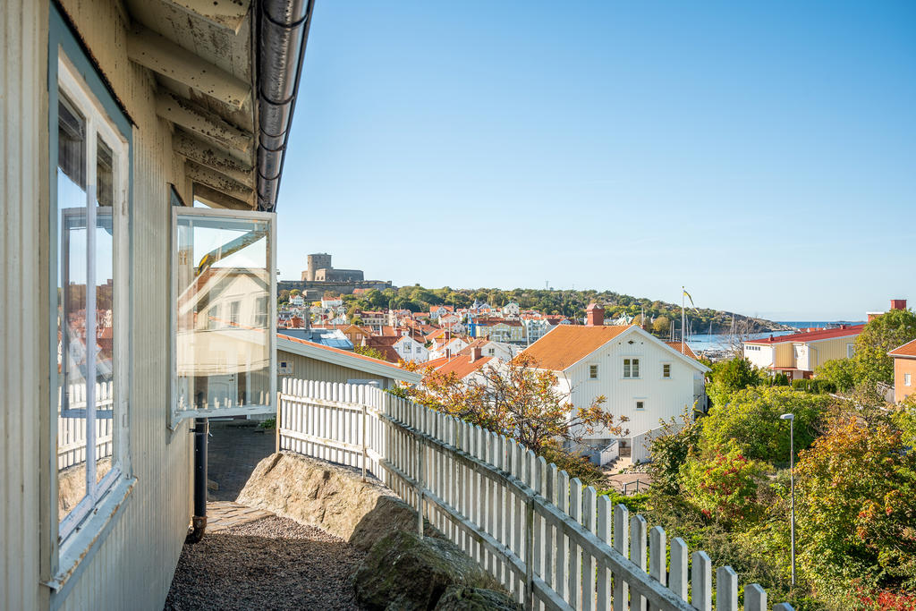 Havet kan ses från flera olika platsen på fastigheten.