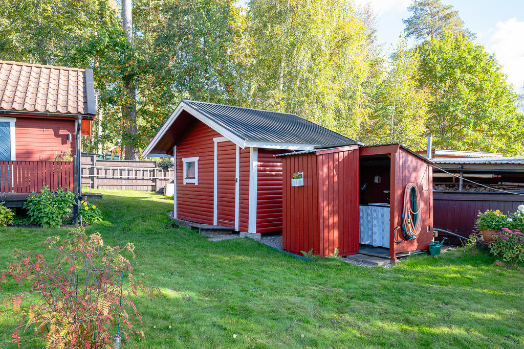 Förrådsbod, utedusch och utekök