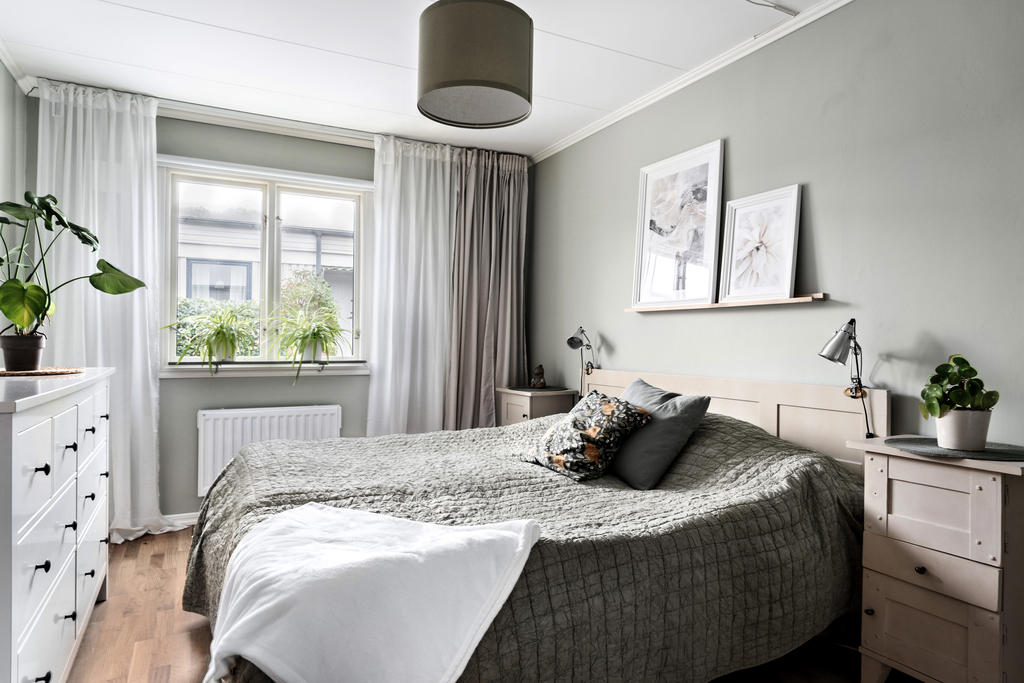 Master bedroom med ny hel garderobsvägg med skjutdörrar.