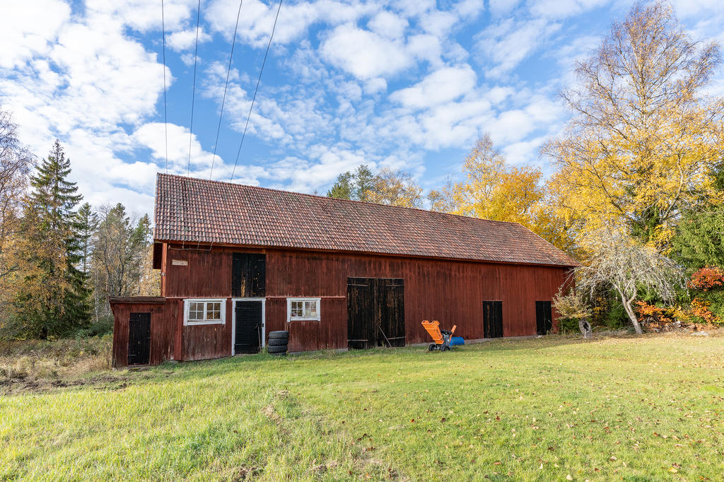 Stor och rymlig ekonomibyggnad/ladugård