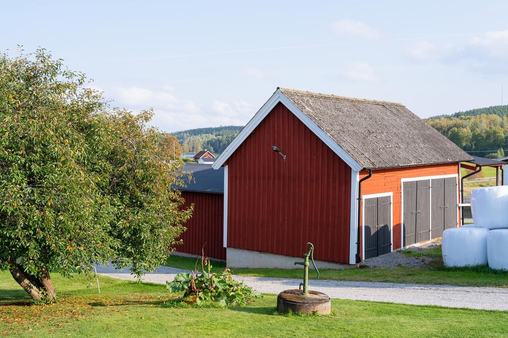 Baksida carport med tre förråd