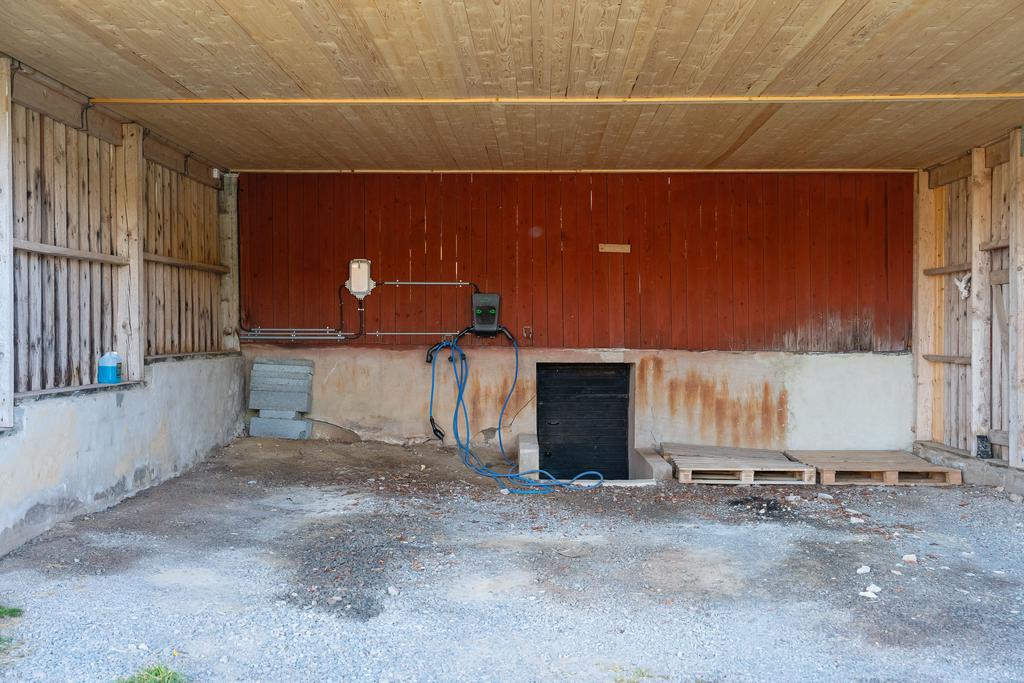 Carport med dubbla elbilsladdare