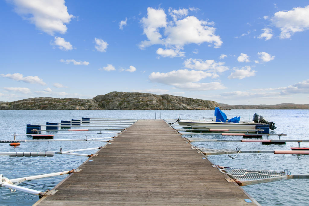 Till fastigheten hör båtplats för en mindre båt.