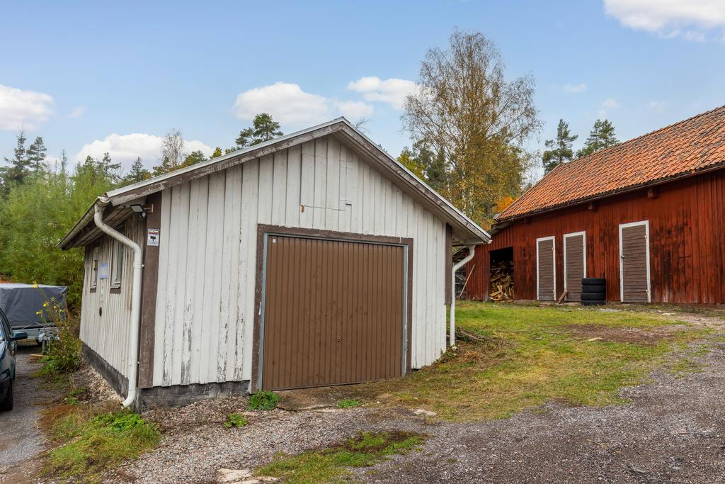 Garage med påbörjat isoleringsarbete