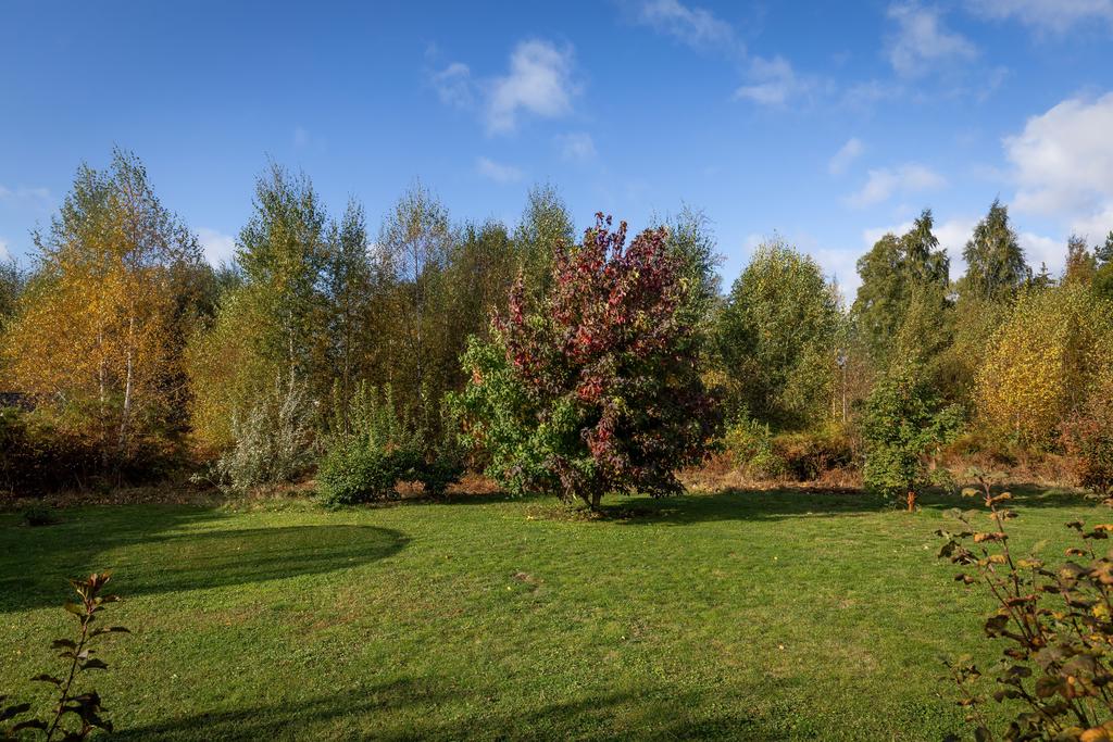 Baksidan med gräns mot obebyggt naturområde