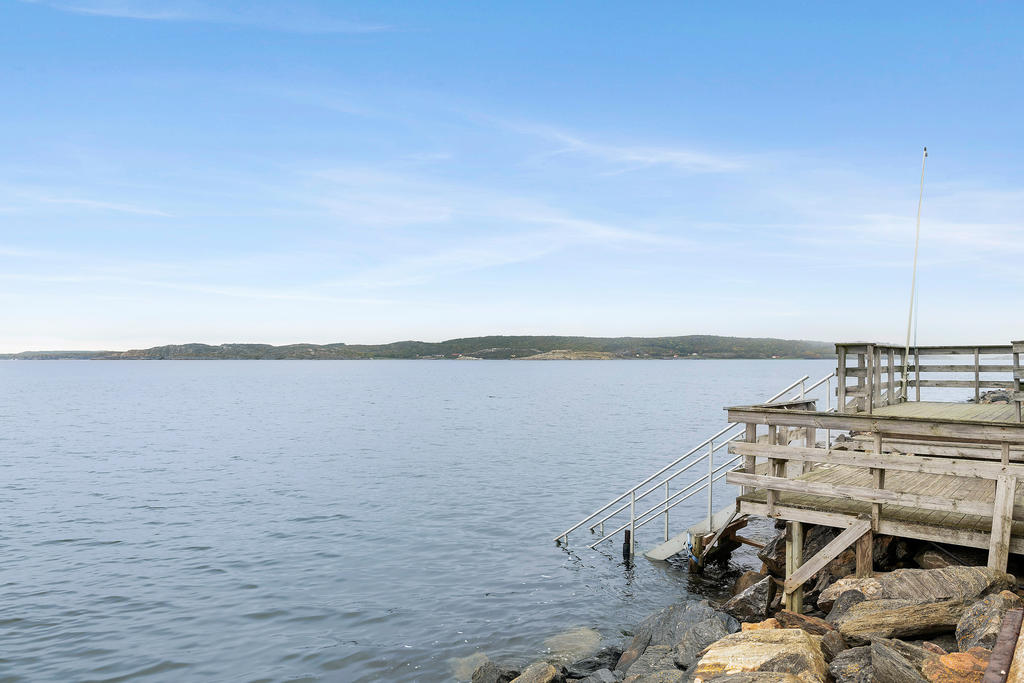 Ett stenkast bort finns havet med badmöjligheter 