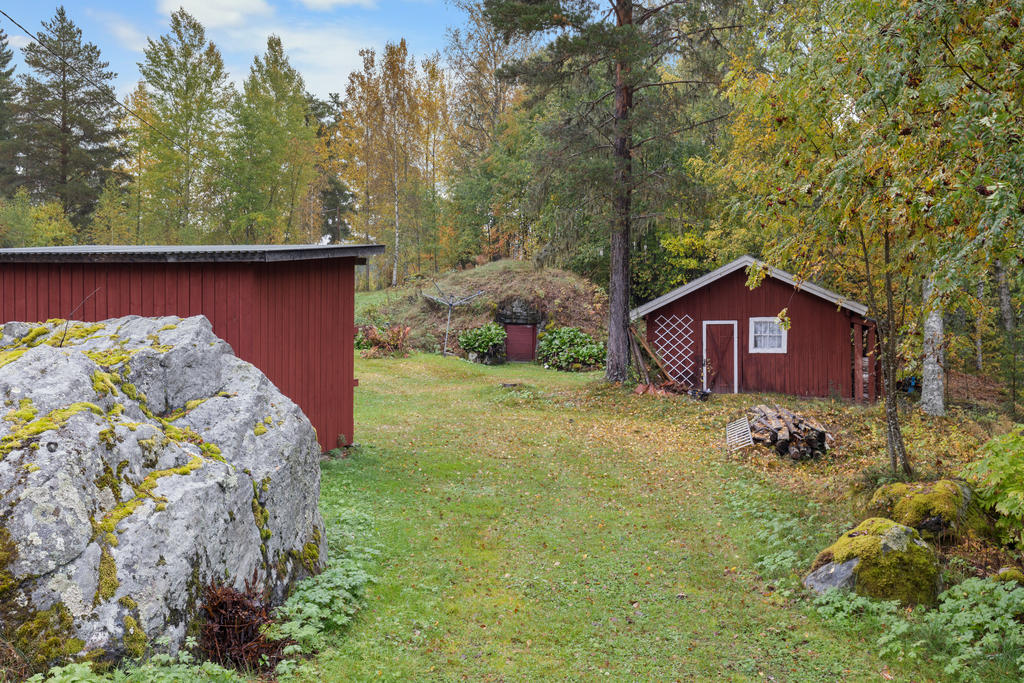 Uthus, jordkällare och vedbod. 