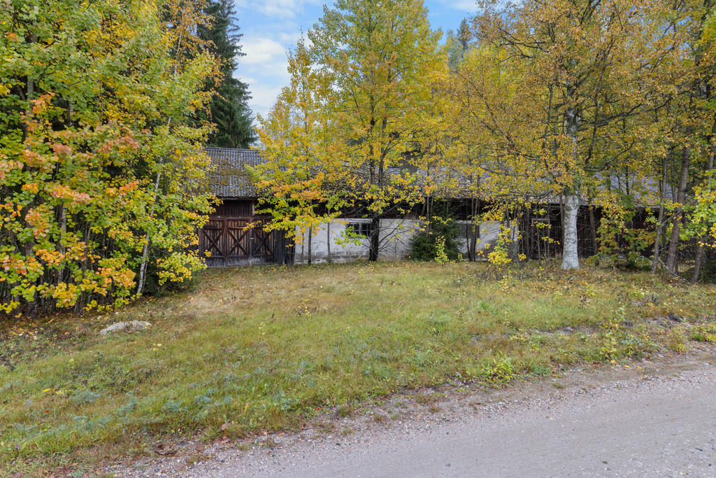 Lada utanför tomten på andra sidan vägen, belägen på samfällighetens mark. Vilket gör att alla medlemmar har rätt att nyttja denna. 