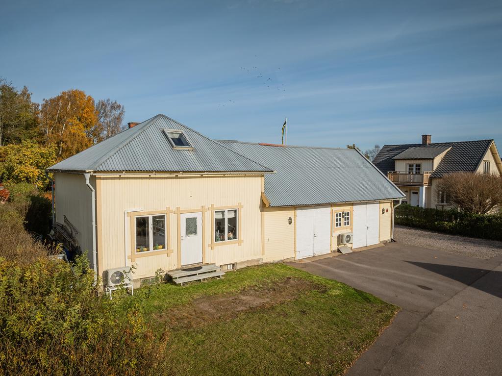 Stort uthus med dubbelgarage, loft, förråd och sällskapsrum.