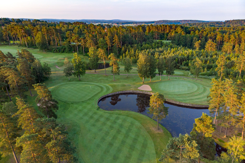 Gillar du golf så ligger Falkenbergs golfklubbs 9-hålsbana och dess hål 5 en järn 4:a ifrån huset! (Bild lånad av Falkenbergs GK)