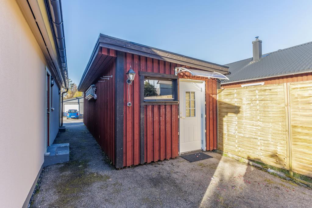 Garage med gästrum.