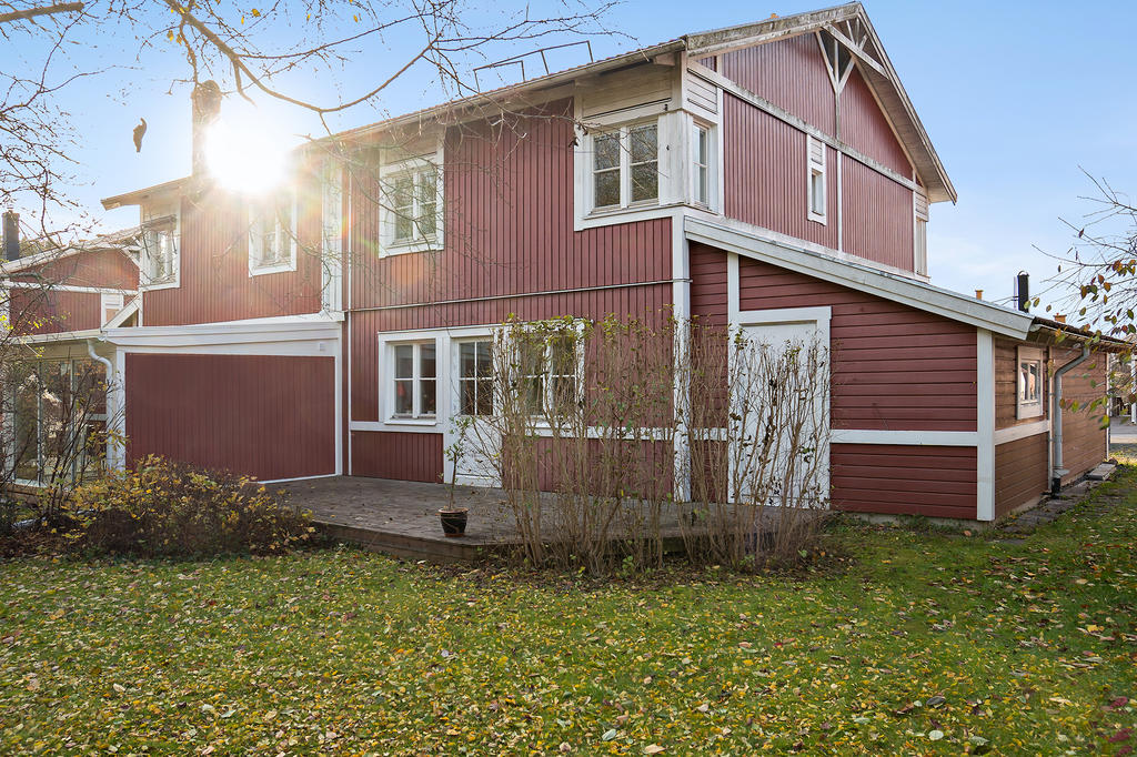 Från vardagsrummet nås den naturligt insynsskyddade trädgården med morgonsol
