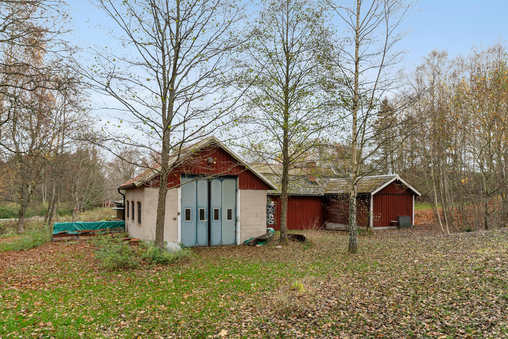 Verkstadsbyggnad med garage och förrådsdel