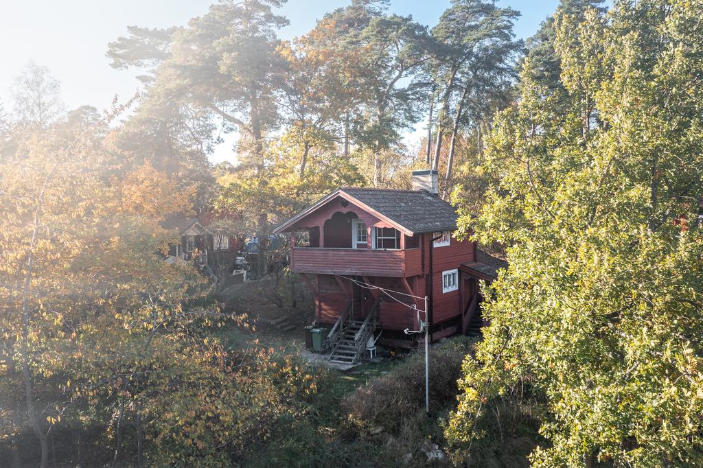 Härbre i dubbla våningar och balkong. 