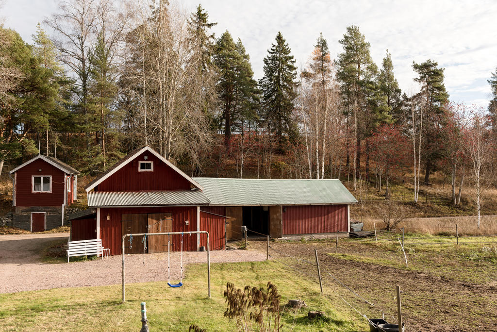 Jordkällare med gästrum och stall. 