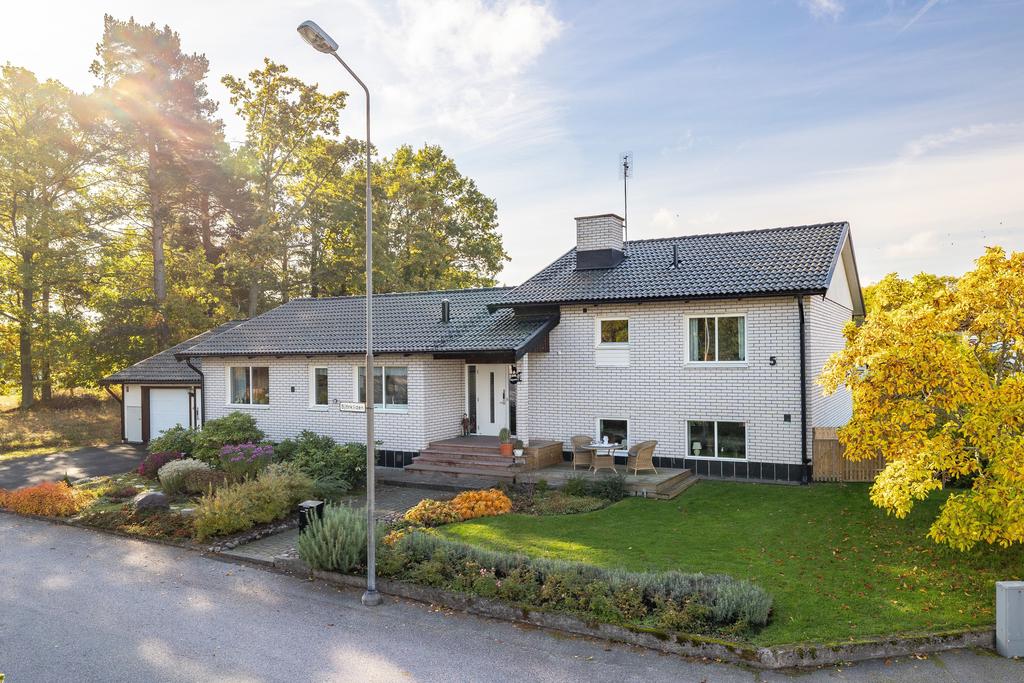 Gedigen villa med välplanerad planlösning, exklusiva materialval och trädgård i bästa sydvästläge!