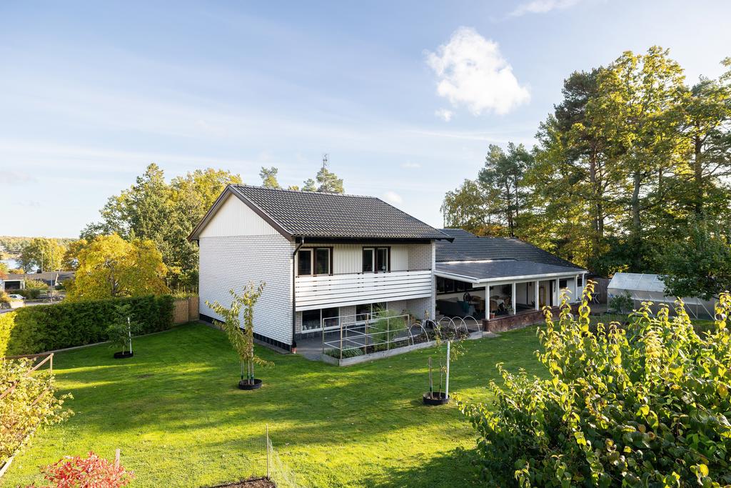 Insynsskyddad trädgård i bästa sydvästläge med sol såväl dag som kväll