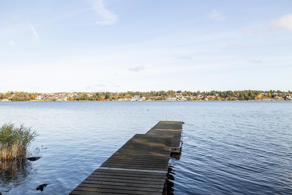 Möjlighet till dopp i det blå en kort promenad från huset