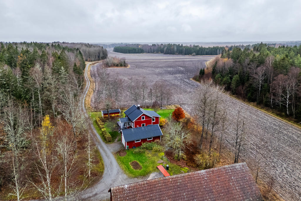 Lantligt läge med utsikt över åkrarna