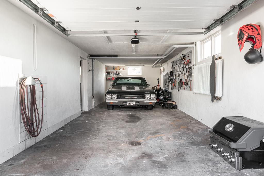 Garage med plats för två bilar på längden och smörjgrop