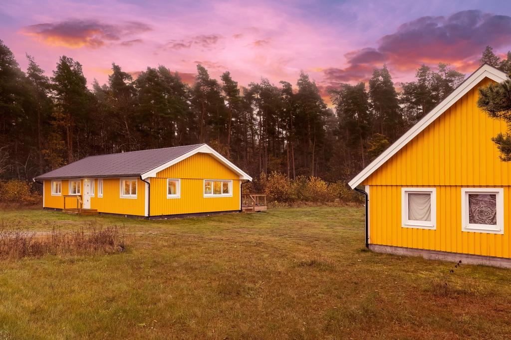 Bostadshus och garage/förrådsbyggnad