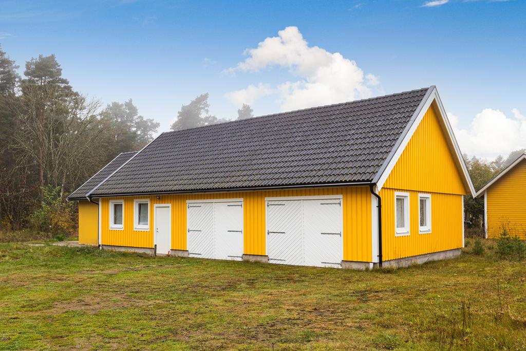 120 kvm garage och förråd. Carport på bortre gaveln.