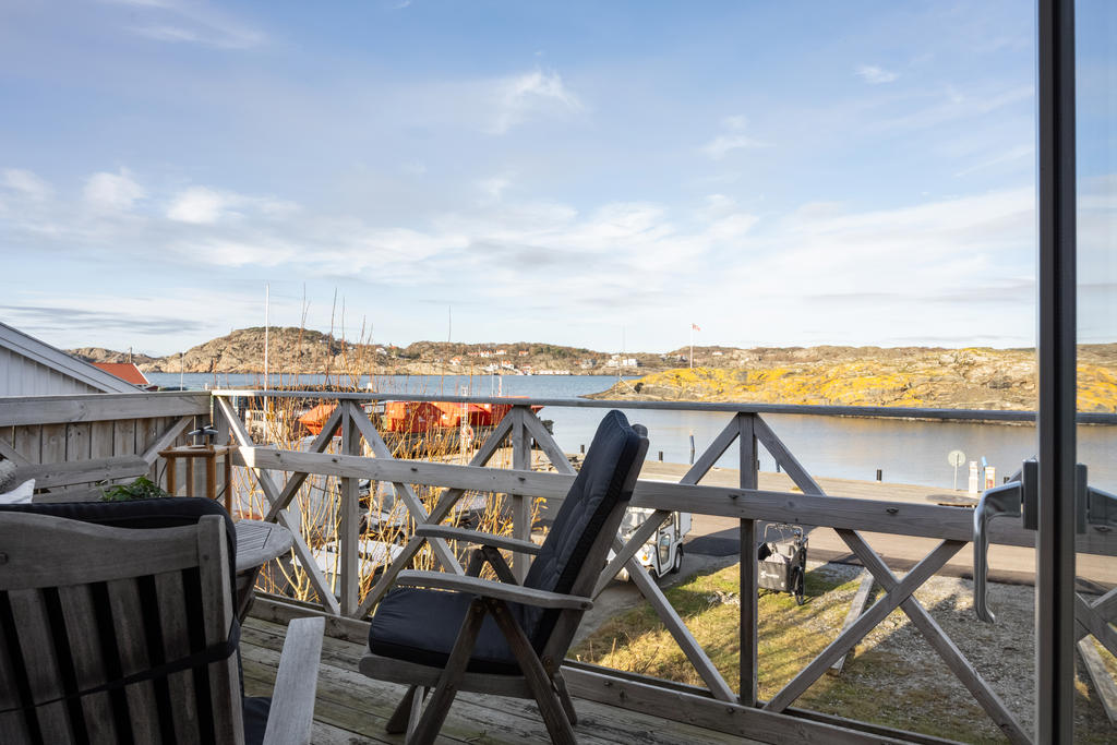 Balkong med vacker utsikt över hav och hamn.