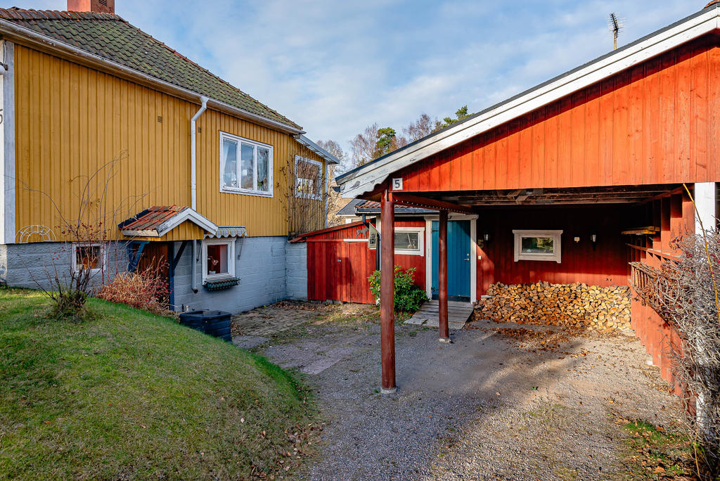 Bra carport och källaringång