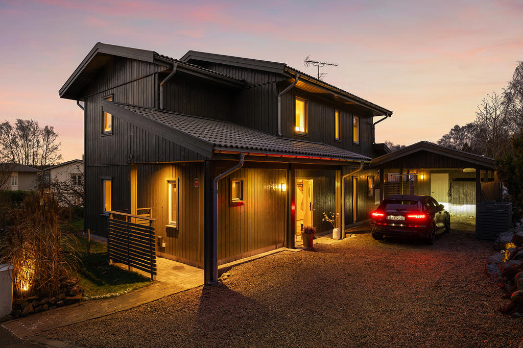 Gedigen parkering med plats för flera bilar. Carport med uppvärmt förråd. 