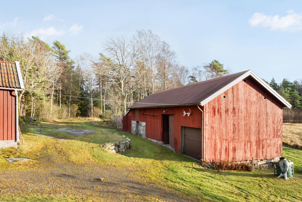 Ladugård med garage, möjlighet till hästboxar, verkstad och bastu.