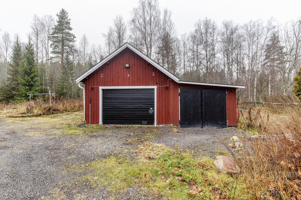 Rymligt garage med vidbyggt kallgarage.