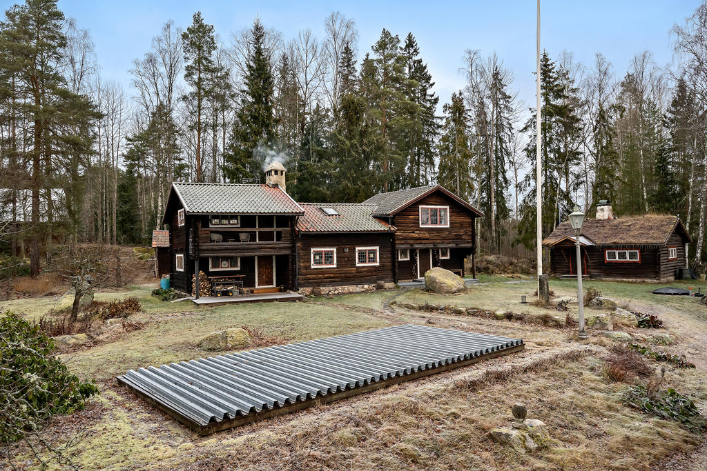 Framsida, med poolen i nederkant på bilden samt gäststugan till höger.