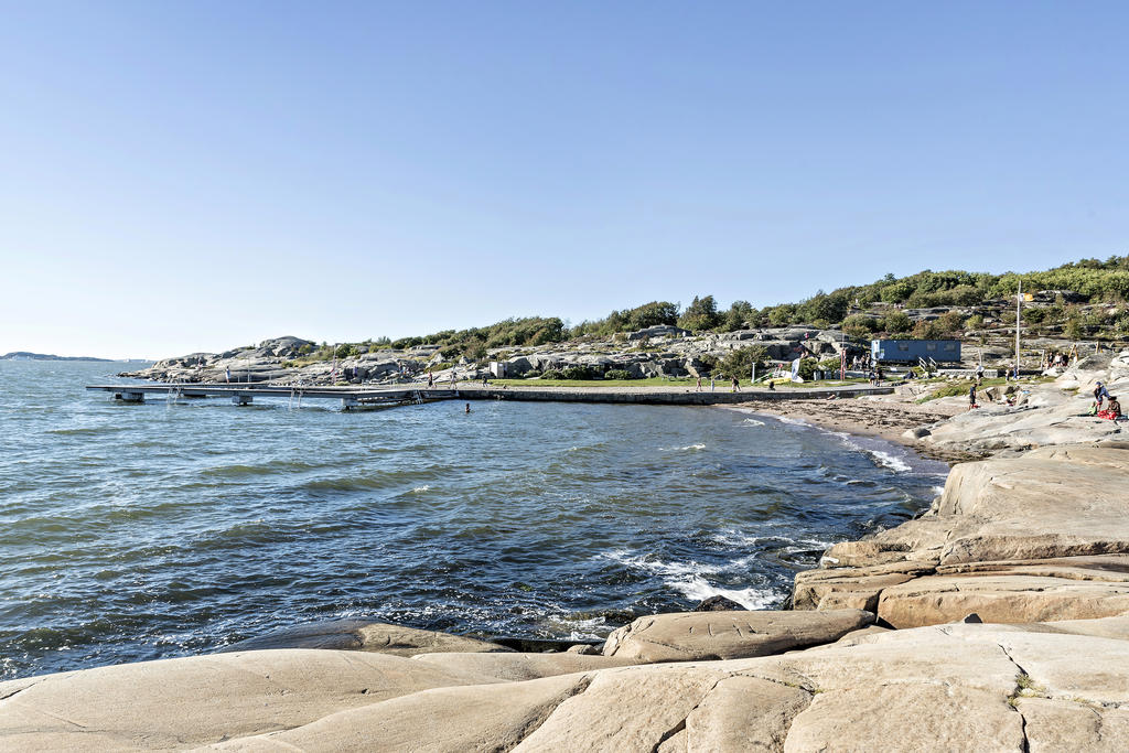 Ta gärna ett dopp i havet vid Fiskebäcksbadet där det finns en liten sandstrand och brygga.