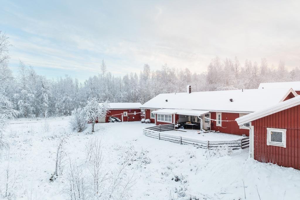 Härliga utemiljöer genom den takade uteplatsen på baksidan samt den lilla uteplatsen i anslutning till entrén.