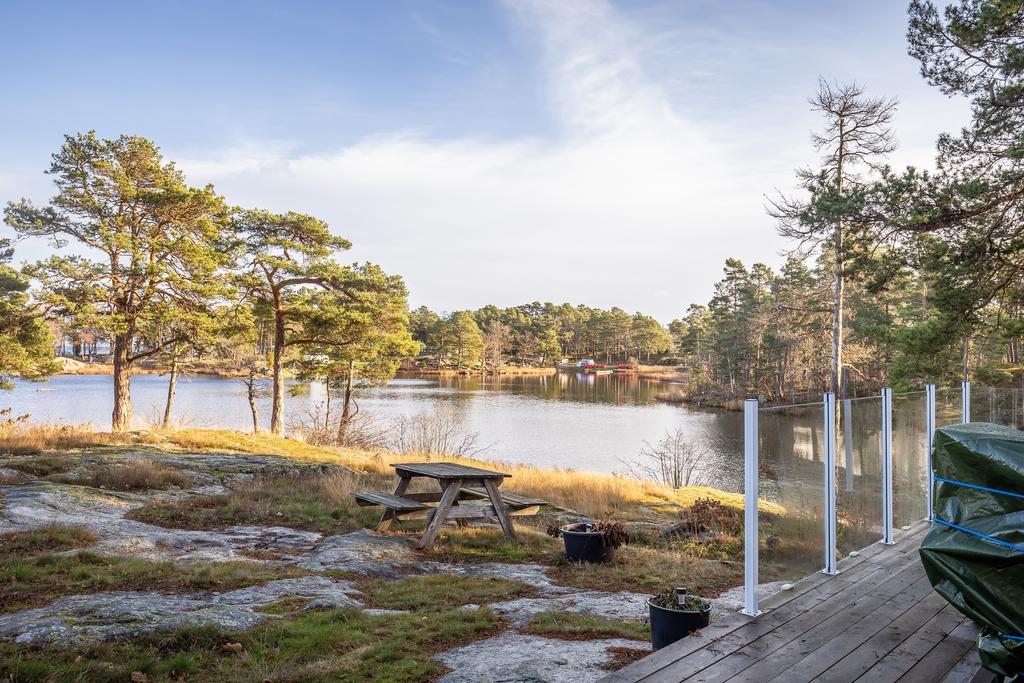 Terrass med glasräcke och picknickbord