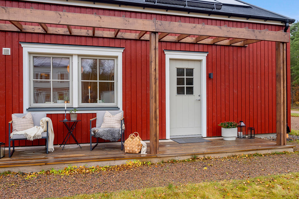 Inbjudande entrépergola med plats för café-set eller fåtöljer.