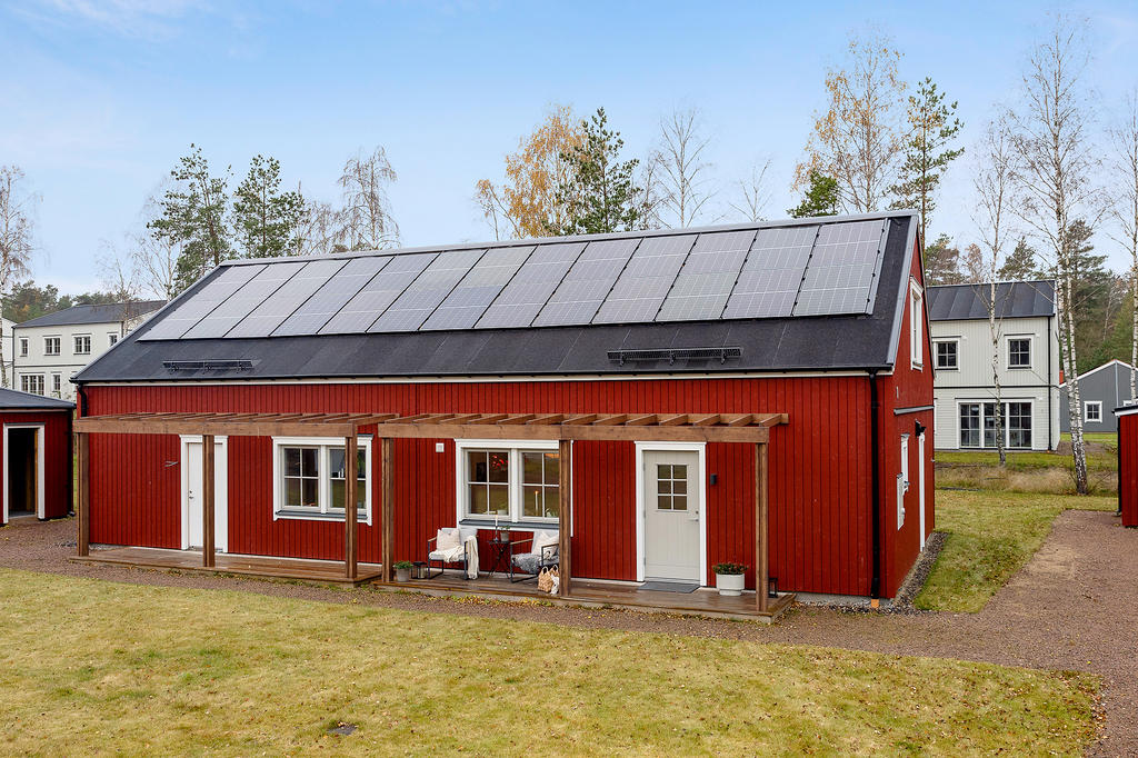 Vid entrén finns en ombonad plats i östligt läge, här kan du njuta av morgonkaffet när solen går upp. 