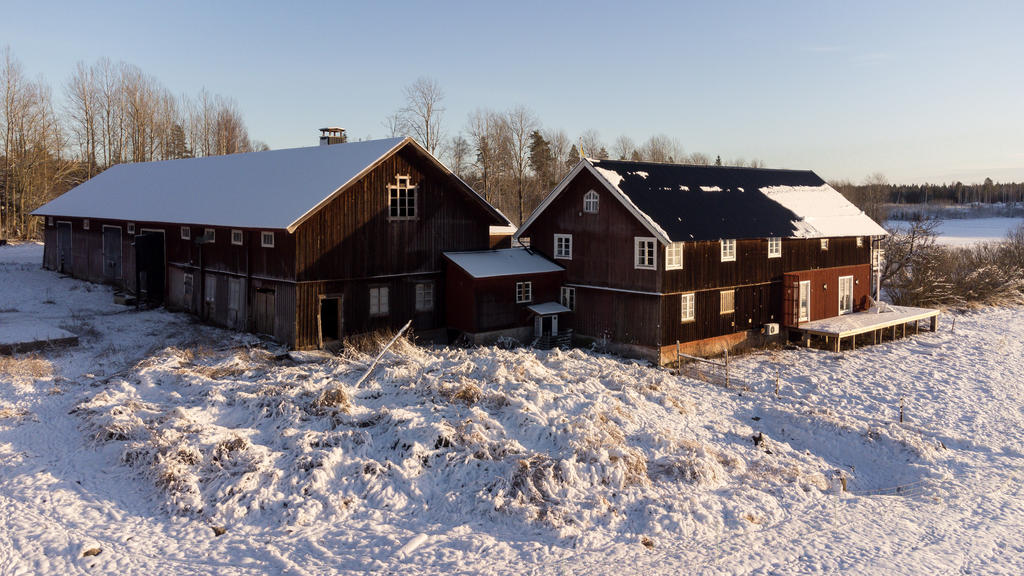 Baksida f.d. ladugård med lösdrift.