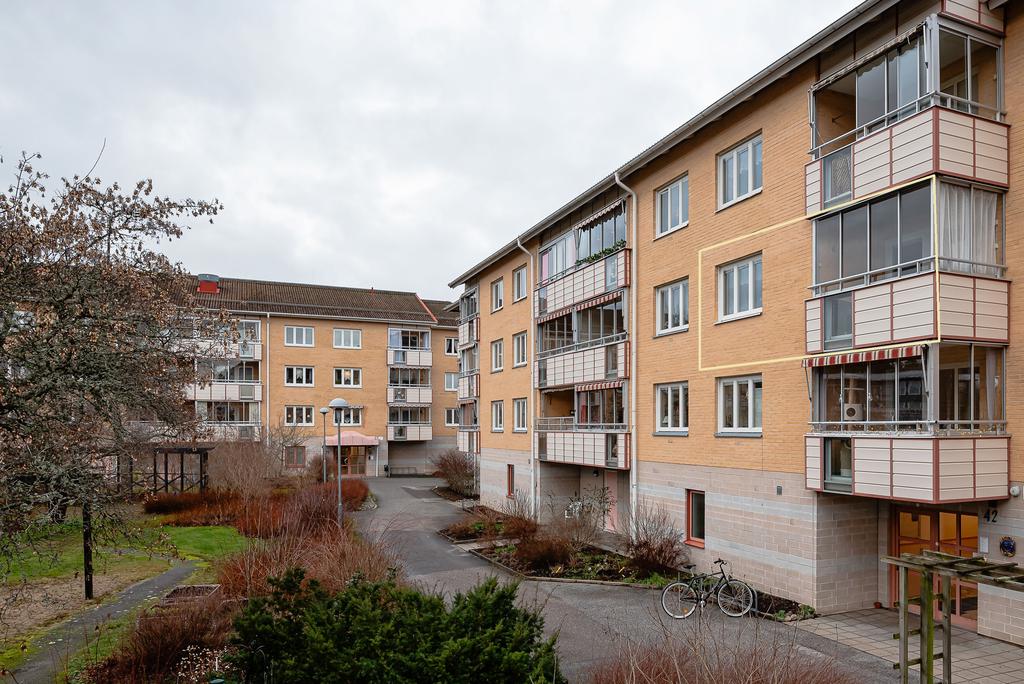 Vy över föreningens innergård med trapphusets entré till höger i bild