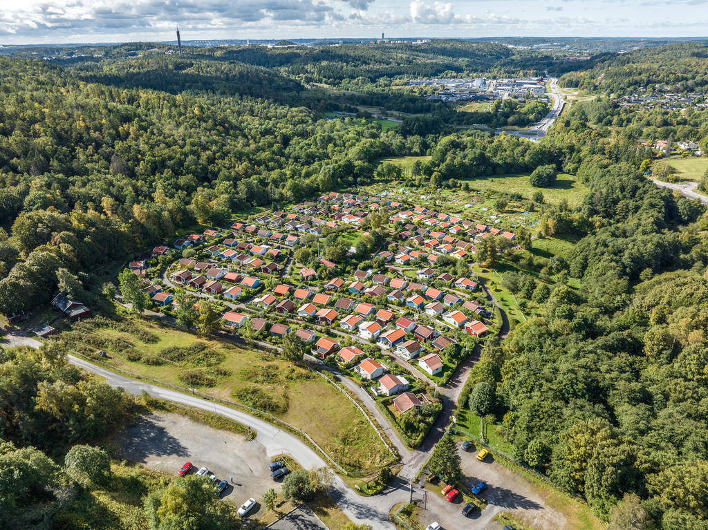 Här synd både den inhängnade parkeringen, hagarna, stugorna och odlingslotterna 